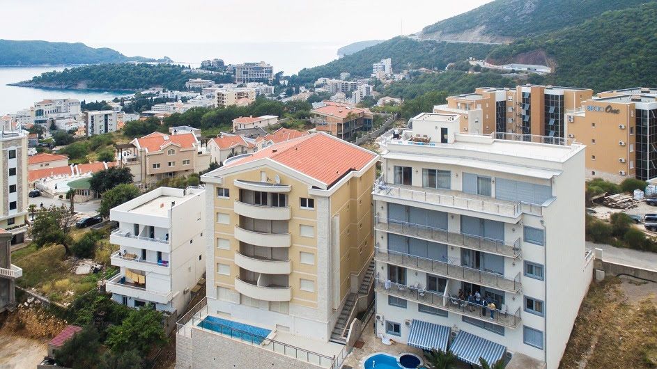 Nov dvosoban stan (105m2) sa pogledom na more u kompleksu sa bazenom,Bečići,Ivanovići. - Amfora Real Estate