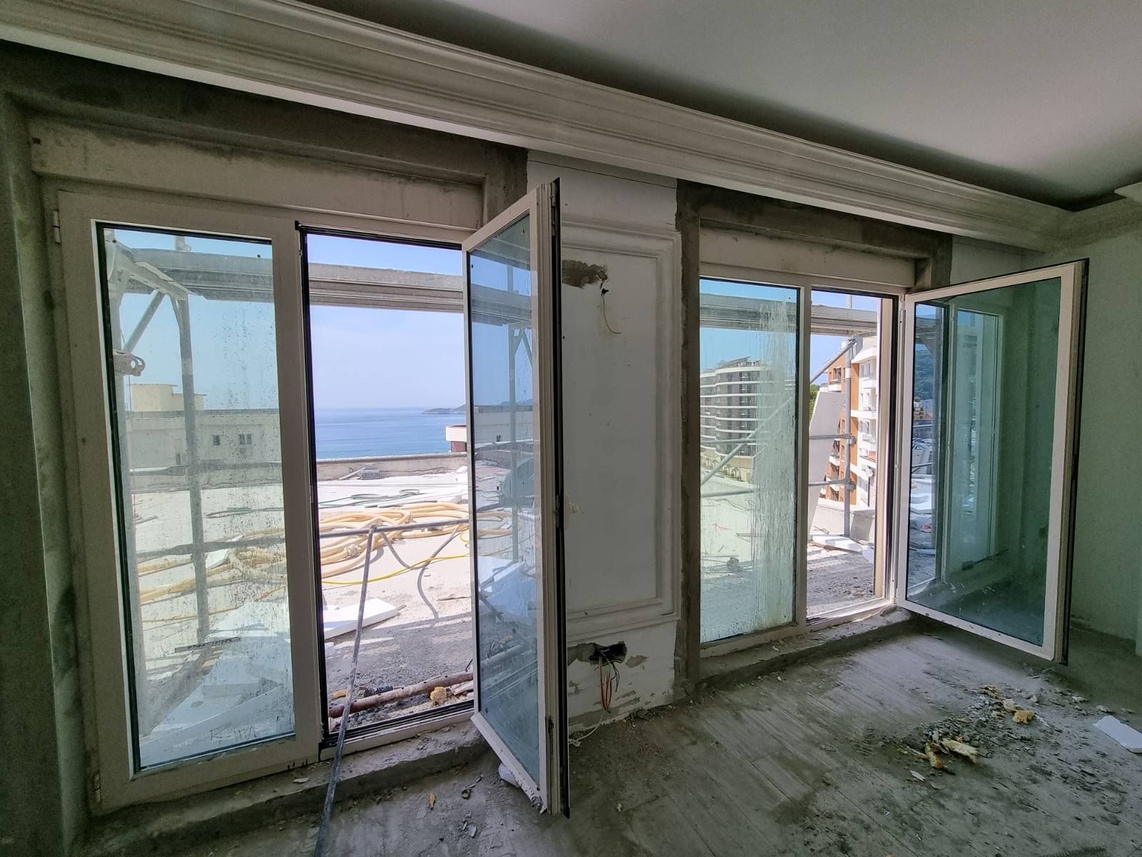 Dvosoban stan u izgradnji (73m2 + 82m2 terase) sa pogledom na more.Becici - Amfora Real Estate