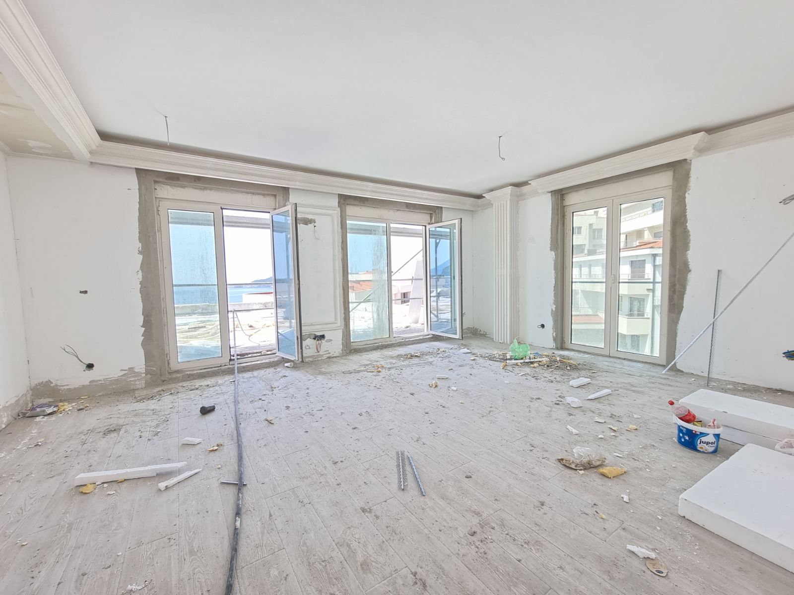 Dvosoban stan u izgradnji (73m2 + 82m2 terase) sa pogledom na more.Becici - Amfora Real Estate