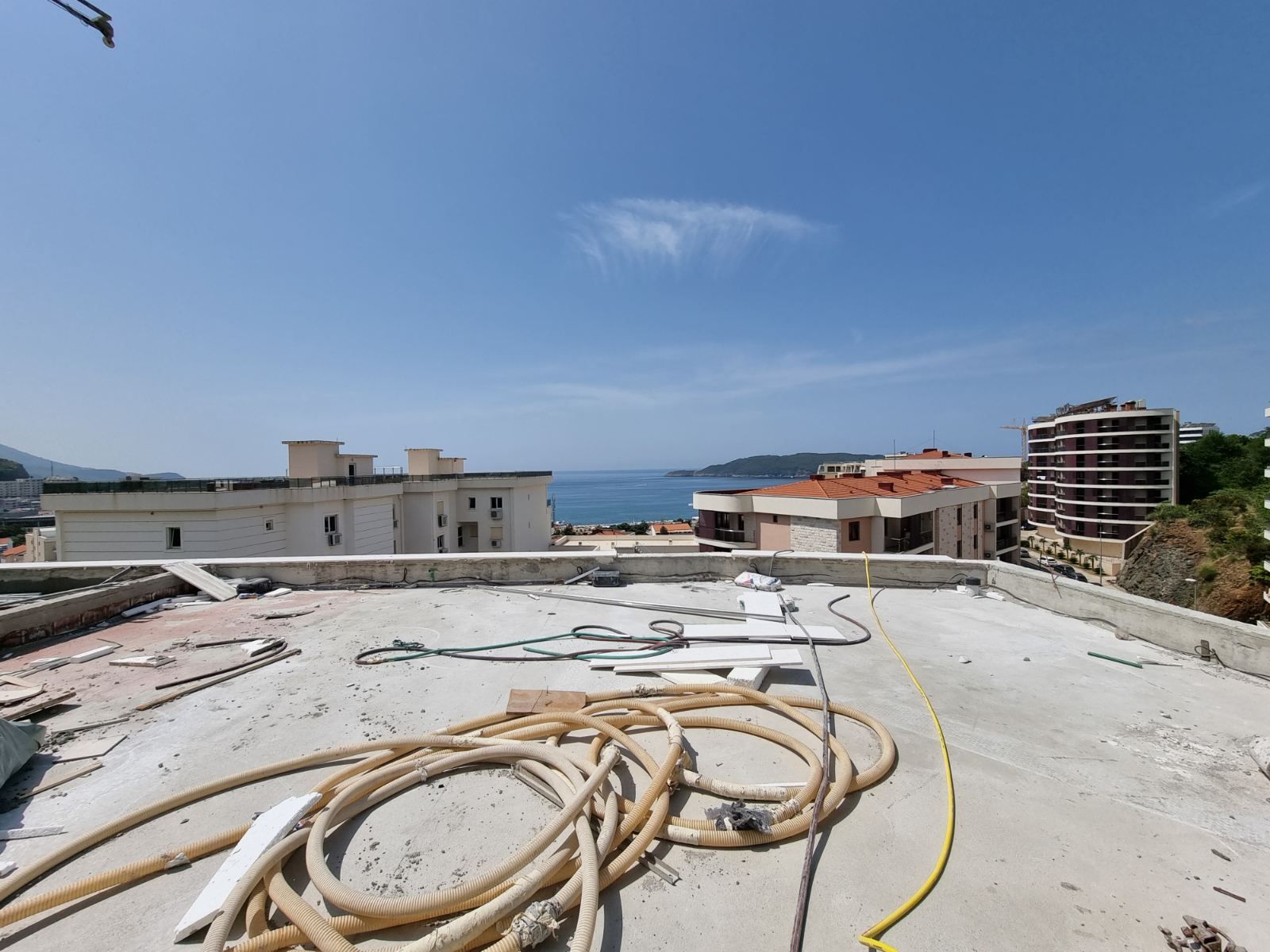 Dvosoban stan u izgradnji (73m2 + 82m2 terase) sa pogledom na more.Becici - Amfora Real Estate