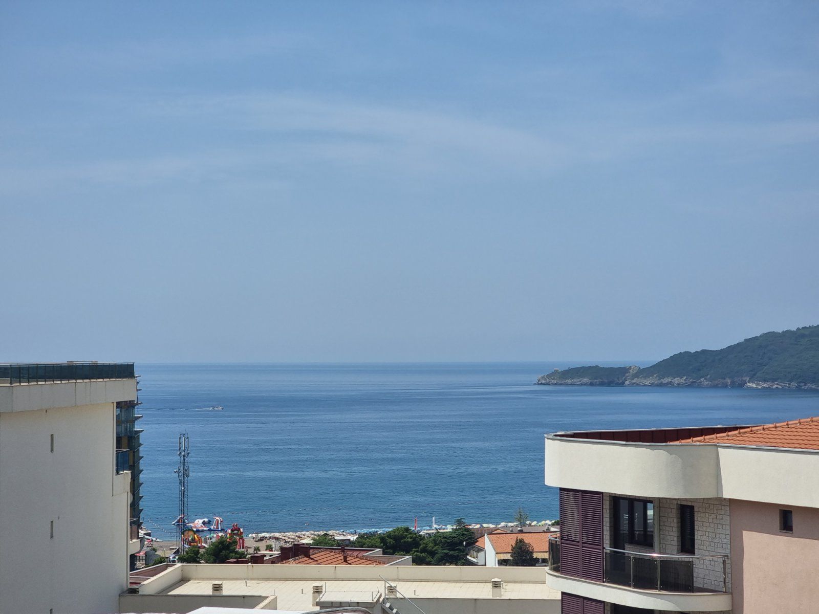 Dvosoban stan u izgradnji (73m2 + 82m2 terase) sa pogledom na more.Becici - Amfora Real Estate