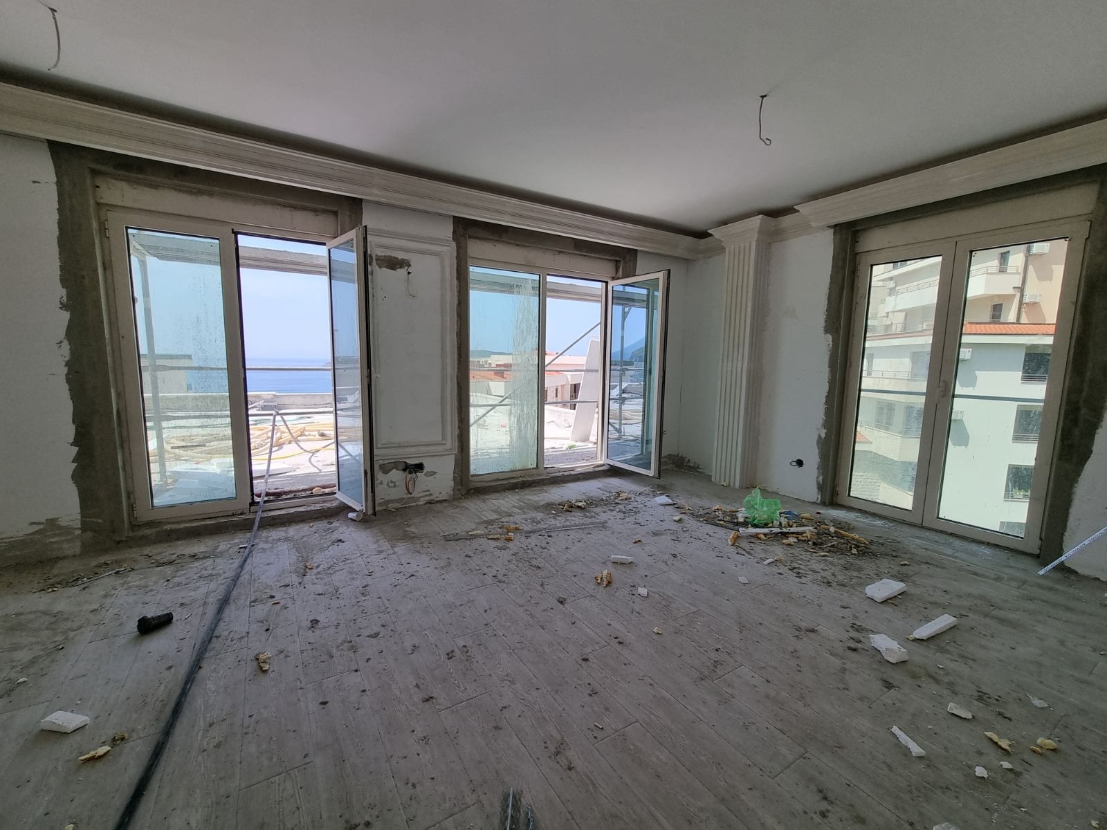 Dvosoban stan u izgradnji (73m2 + 82m2 terase) sa pogledom na more.Becici - Amfora Real Estate