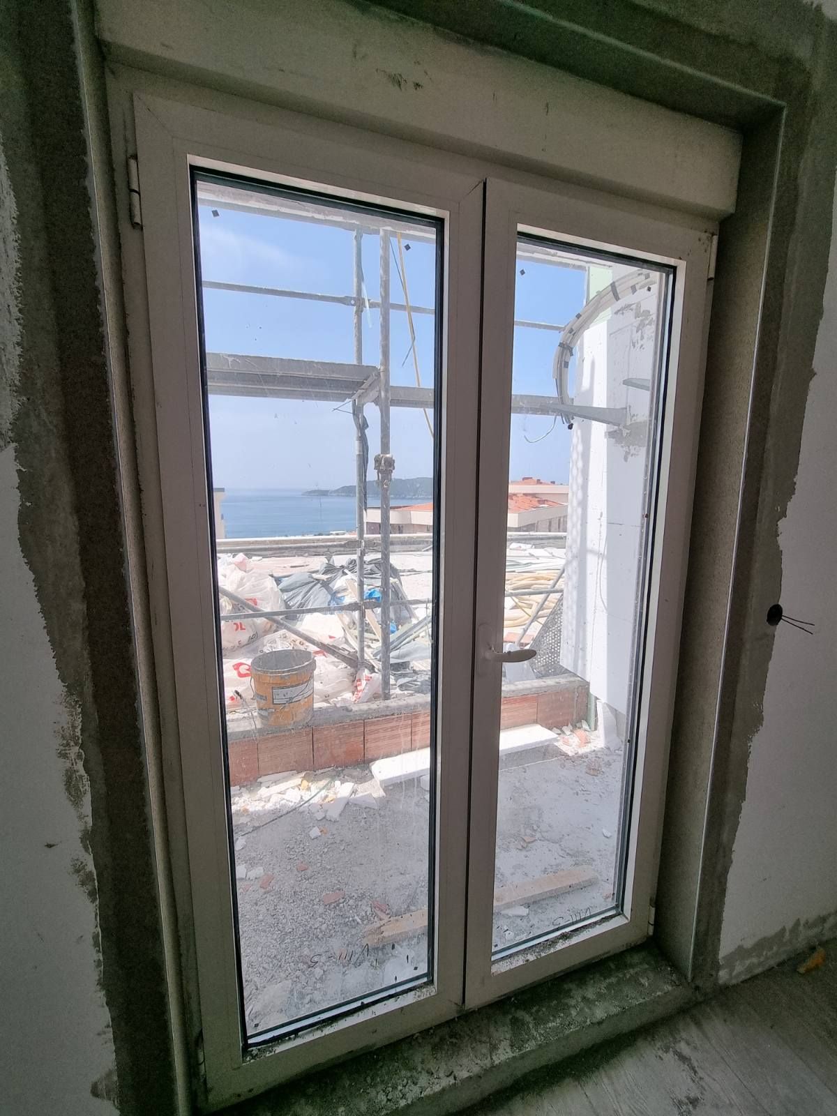 Dvosoban stan u izgradnji (73m2 + 82m2 terase) sa pogledom na more.Becici - Amfora Real Estate