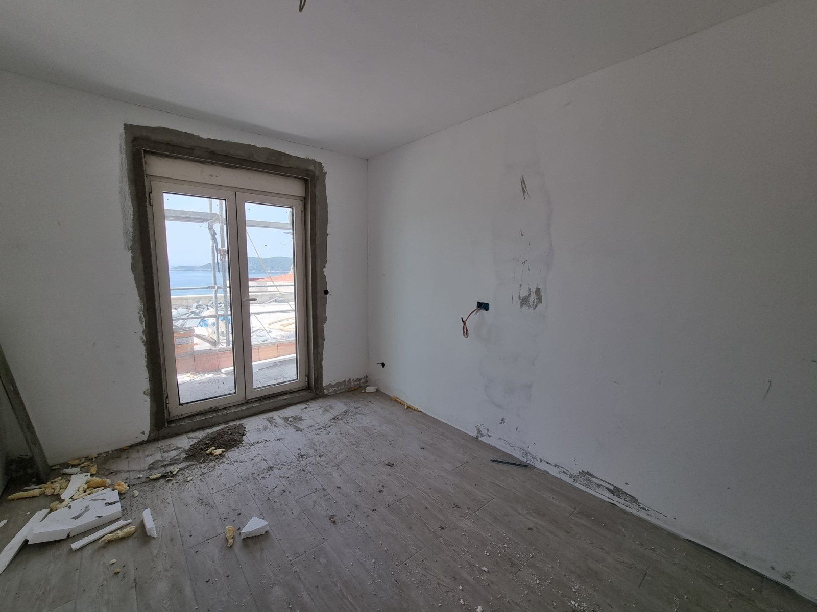 Dvosoban stan u izgradnji (73m2 + 82m2 terase) sa pogledom na more.Becici - Amfora Real Estate