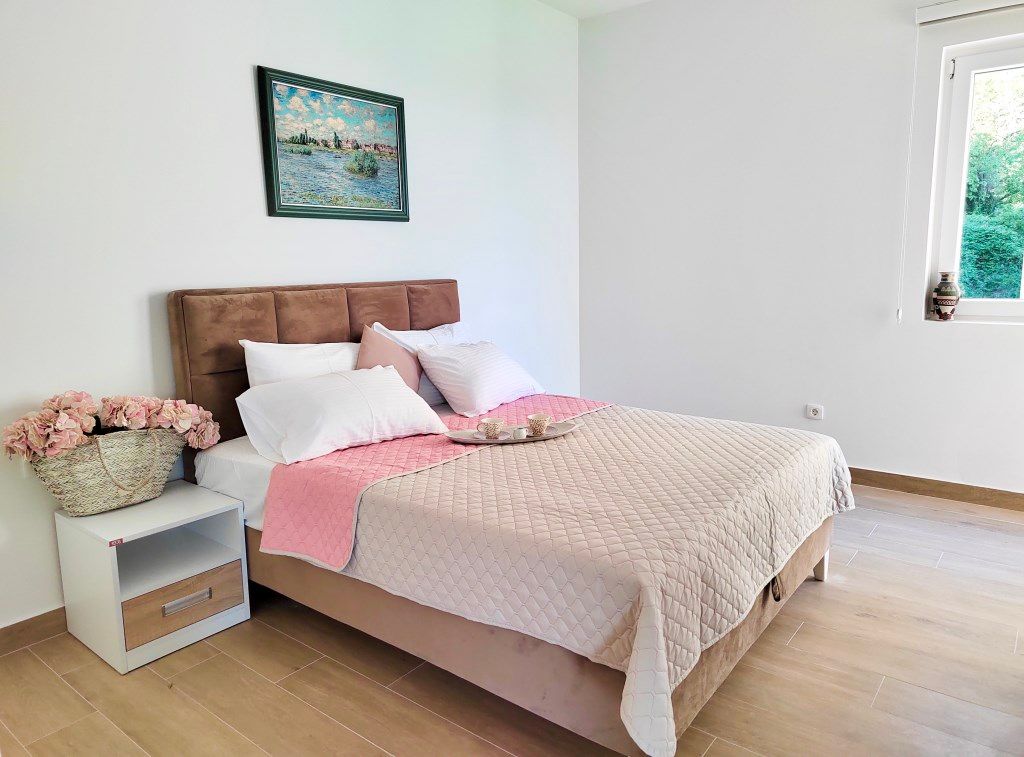 DVOSOBAN STAN SA POGLEDOM NA MORE BLIZU BUDVE - Amfora Real Estate