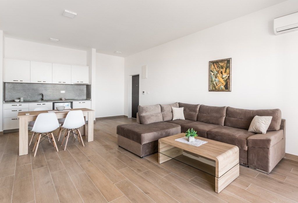 DVOSOBAN STAN SA POGLEDOM NA MORE BLIZU BUDVE - Amfora Real Estate