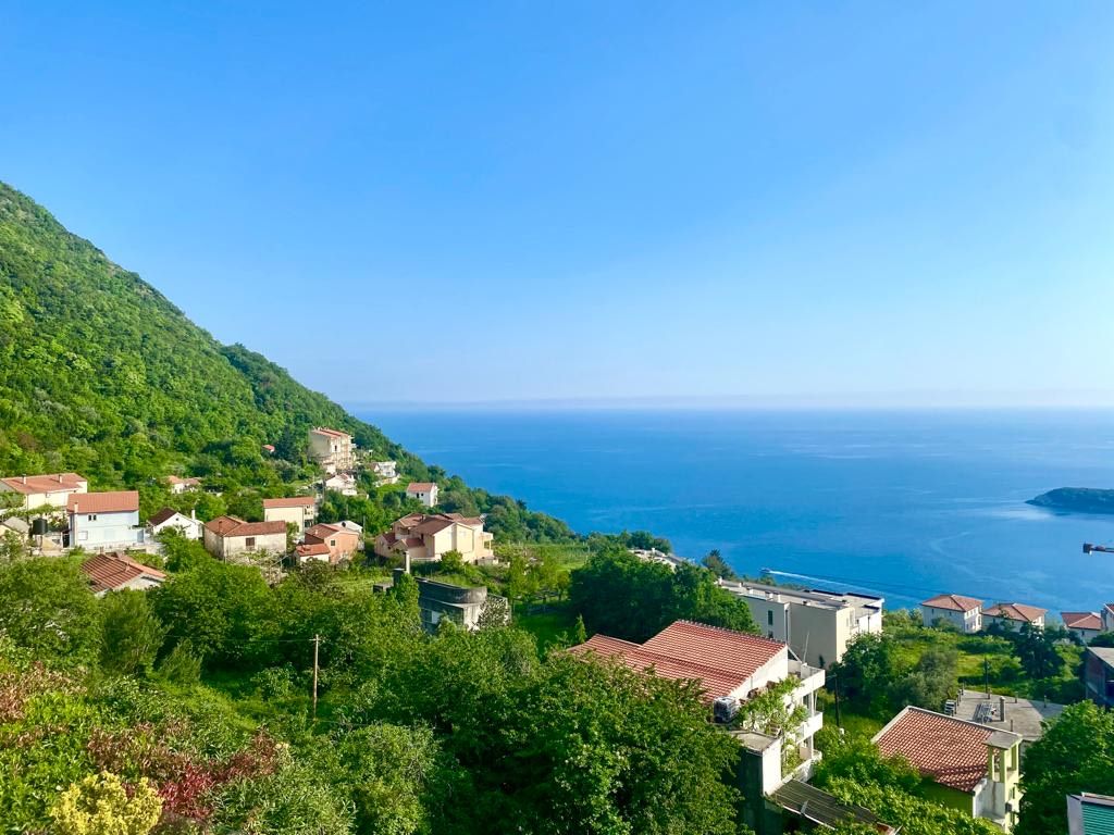 DVOSOBAN STAN SA POGLEDOM NA MORE BLIZU BUDVE - Amfora Real Estate