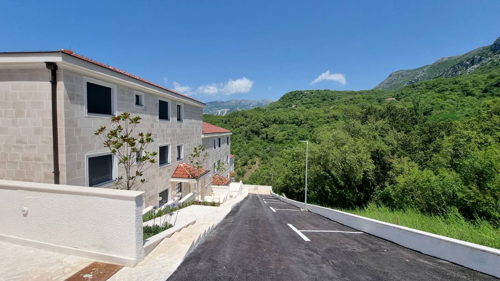 Opremljen trosoban stan 90 m² sa panoramskim pogledom na more – Blizikuće, Budva - Amfora Real Estate