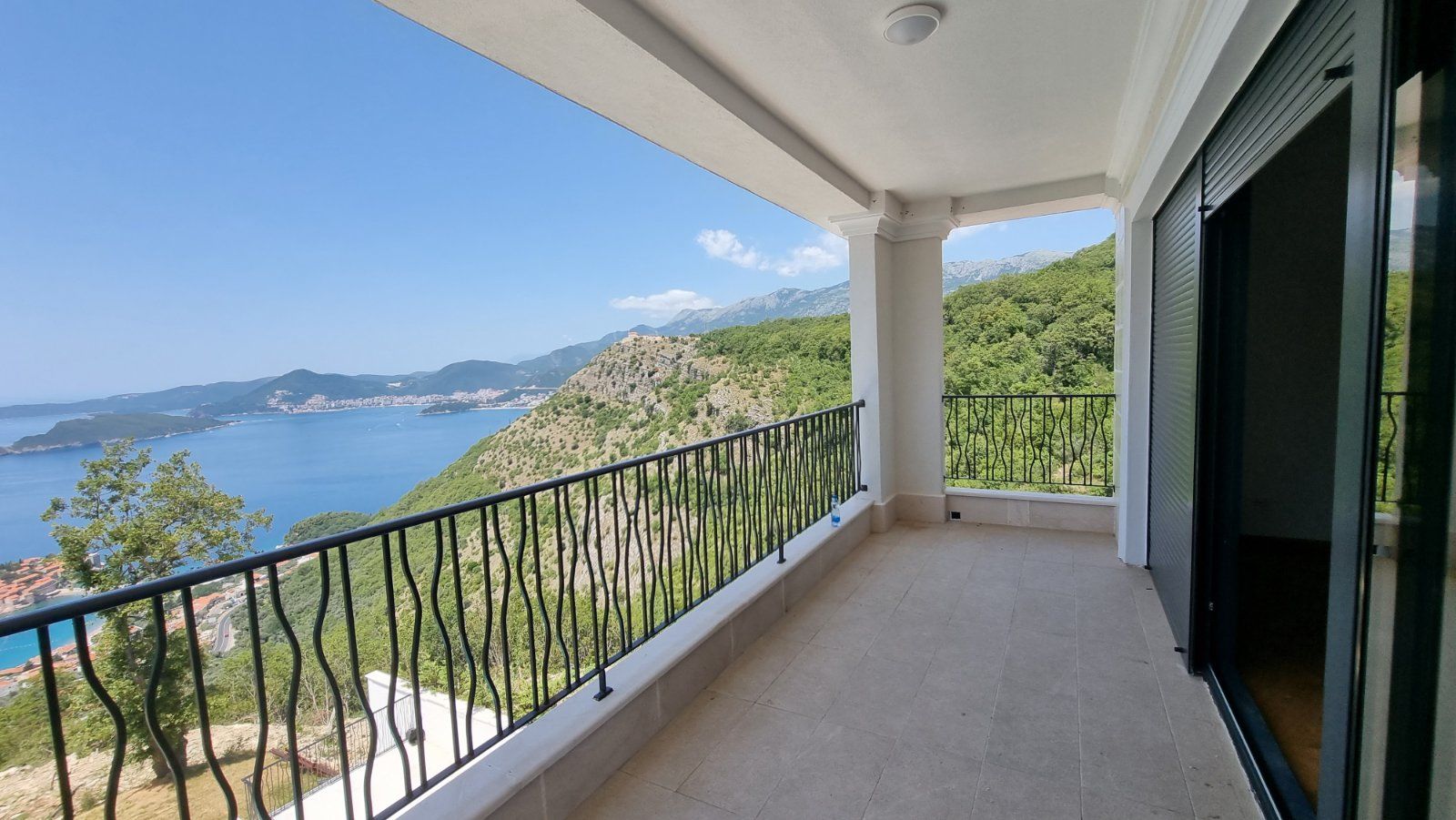 Opremljen trosoban stan 90 m² sa panoramskim pogledom na more – Blizikuće, Budva - Amfora Real Estate