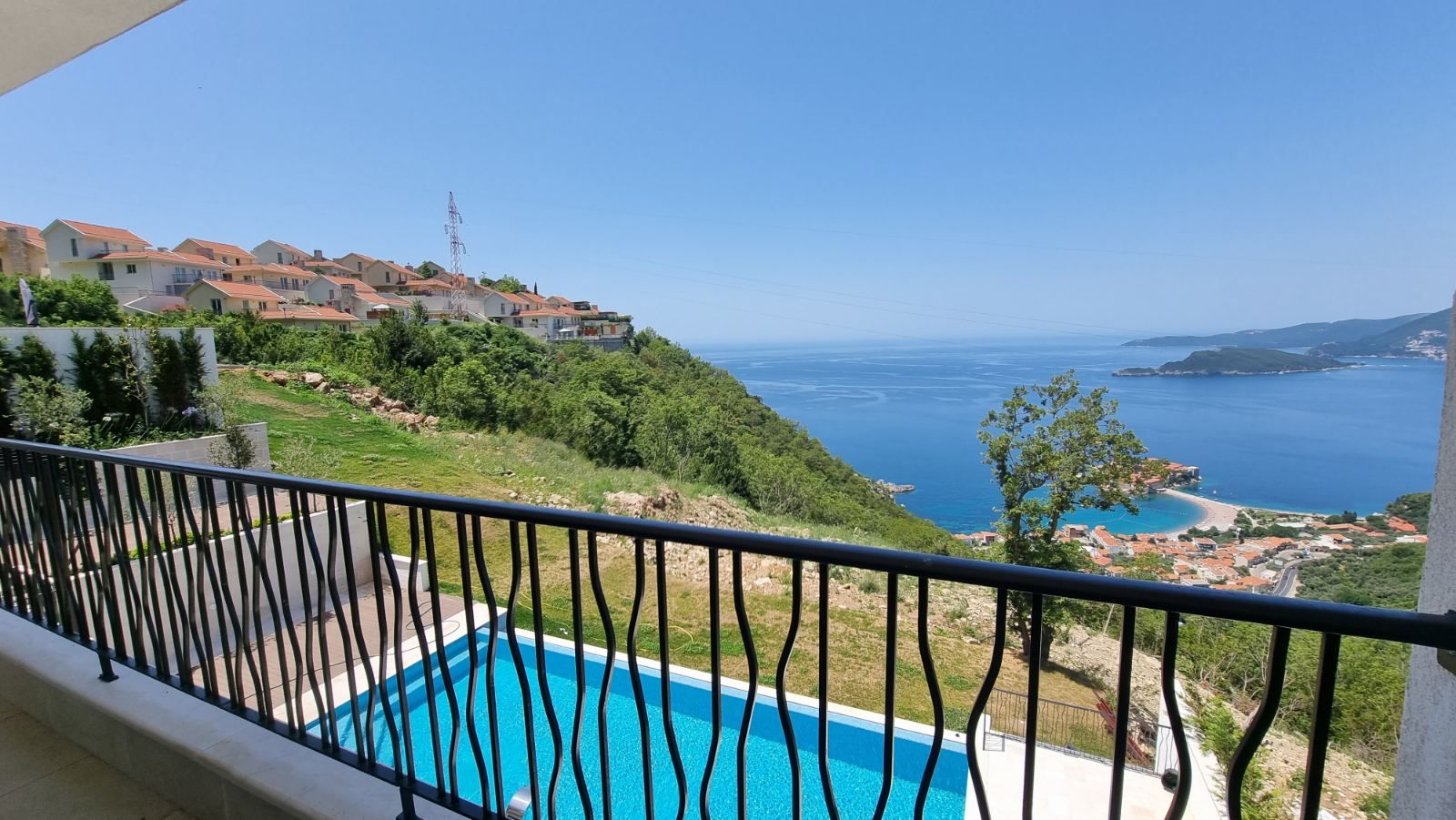 Opremljen trosoban stan 90 m² sa panoramskim pogledom na more – Blizikuće, Budva - Amfora Real Estate