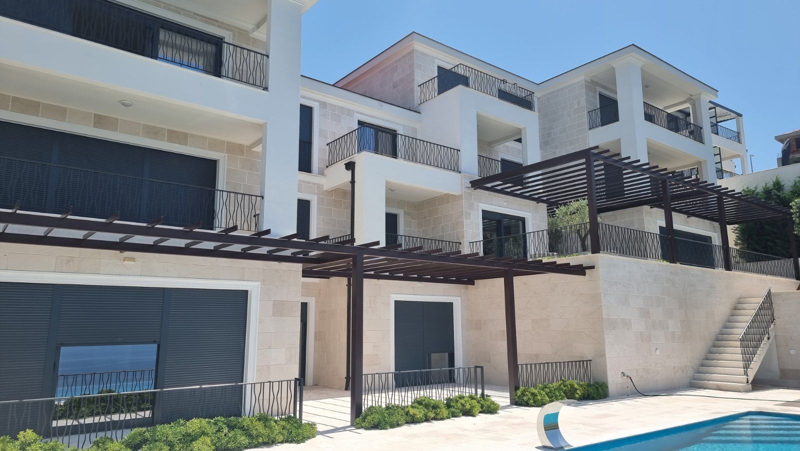 Opremljen trosoban stan 90 m² sa panoramskim pogledom na more – Blizikuće, Budva - Amfora Real Estate