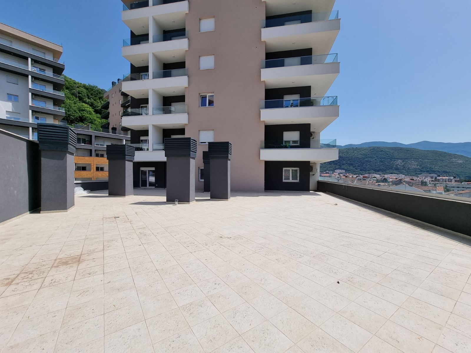 Trosoban penthouse 117m2 + 220m2 GRATIS  terasa.The Old Bakery Budva. - Amfora Real Estate