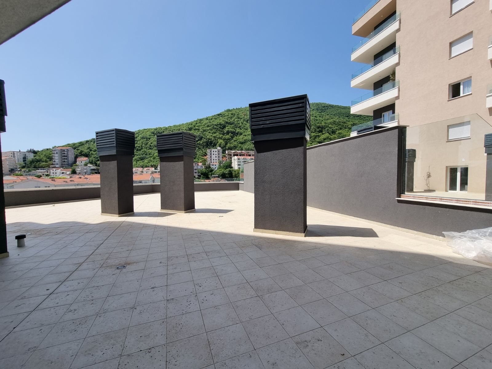 Trosoban penthouse 117m2 + 220m2 GRATIS  terasa.The Old Bakery Budva. - Amfora Real Estate