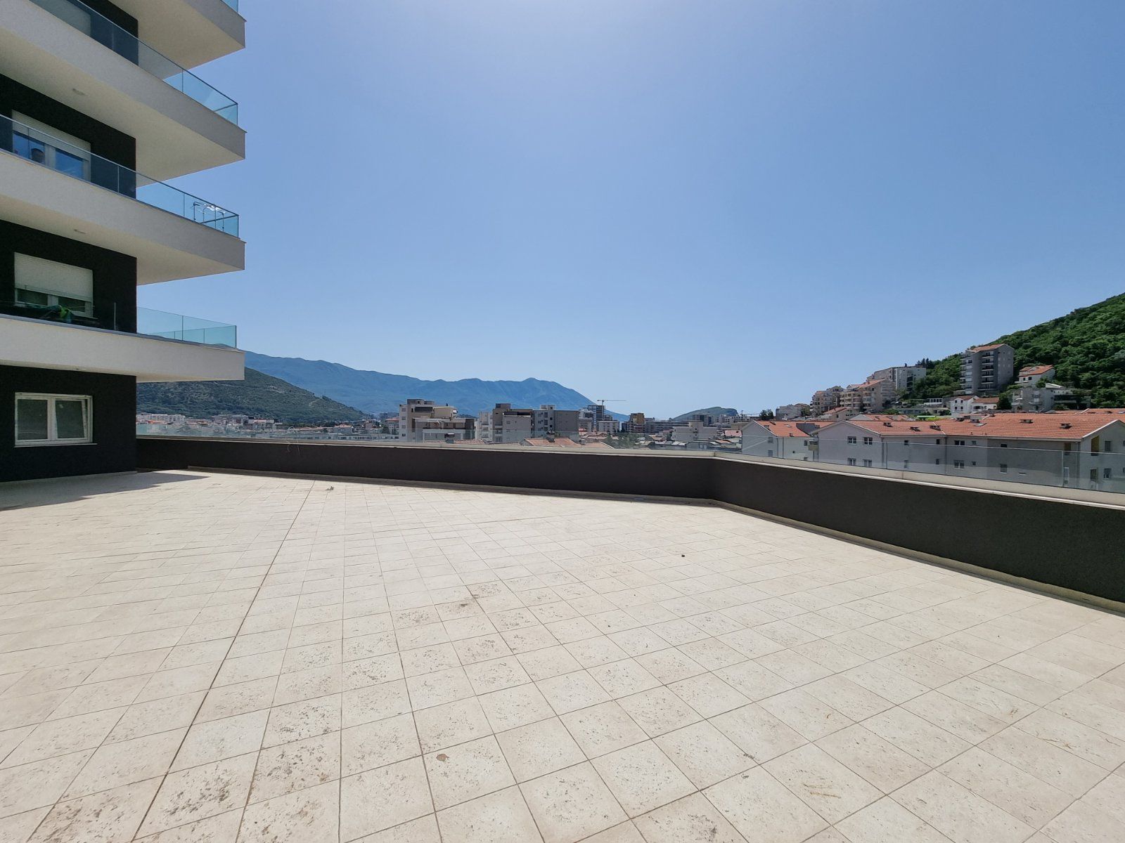 Trosoban penthouse 117m2 + 220m2 GRATIS  terasa.The Old Bakery Budva. - Amfora Real Estate