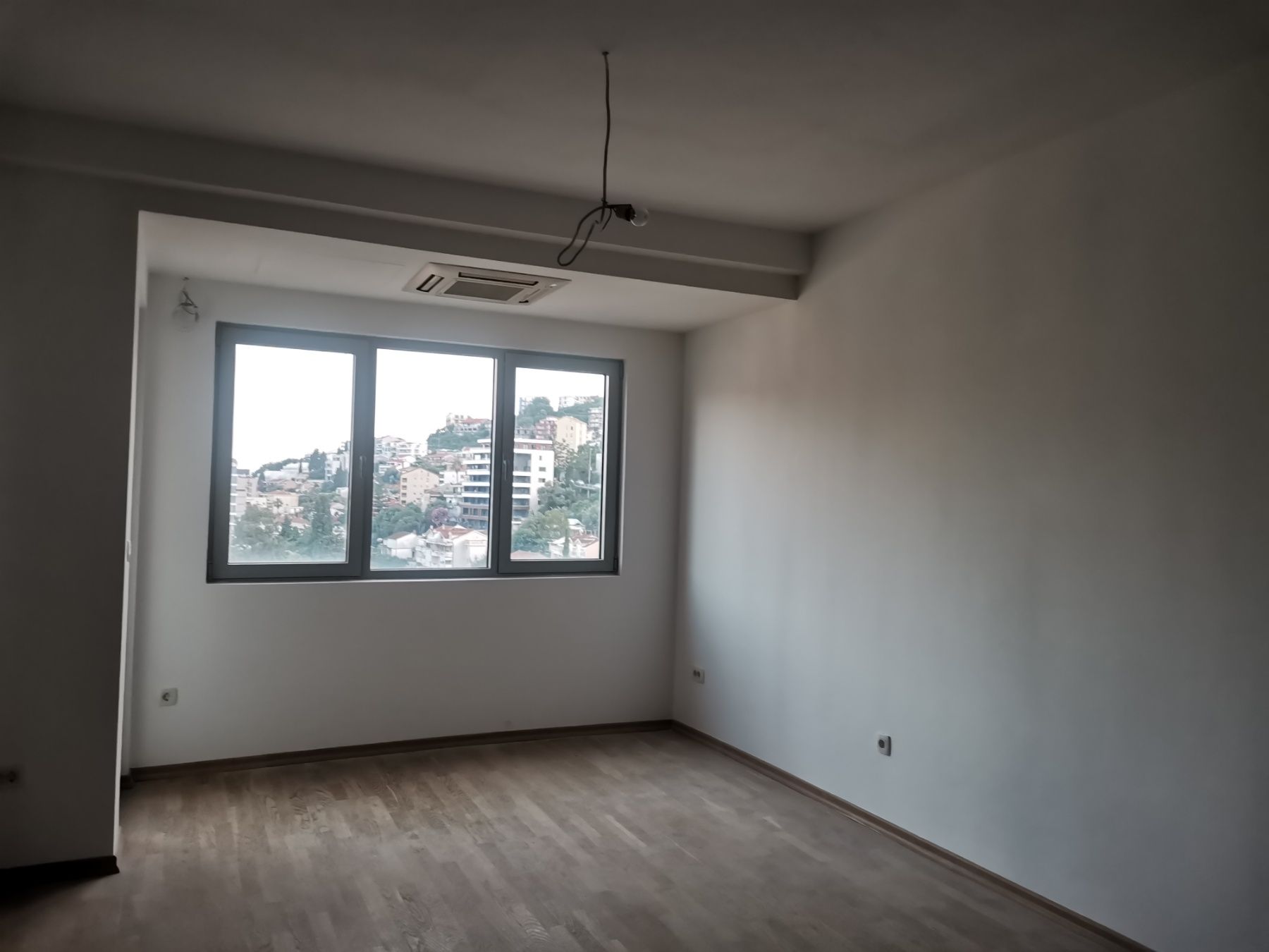 Trosoban stan 94m2 u strogom centru Budve u neposrednoj blizini TQ Plaze - Amfora Real Estate