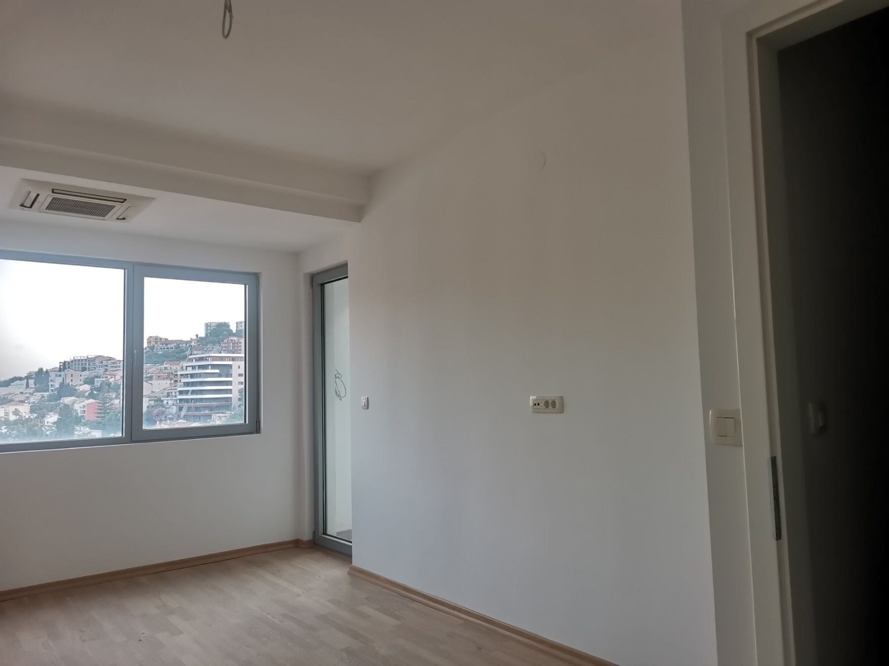 Trosoban stan 94m2 u strogom centru Budve u neposrednoj blizini TQ Plaze - Amfora Real Estate