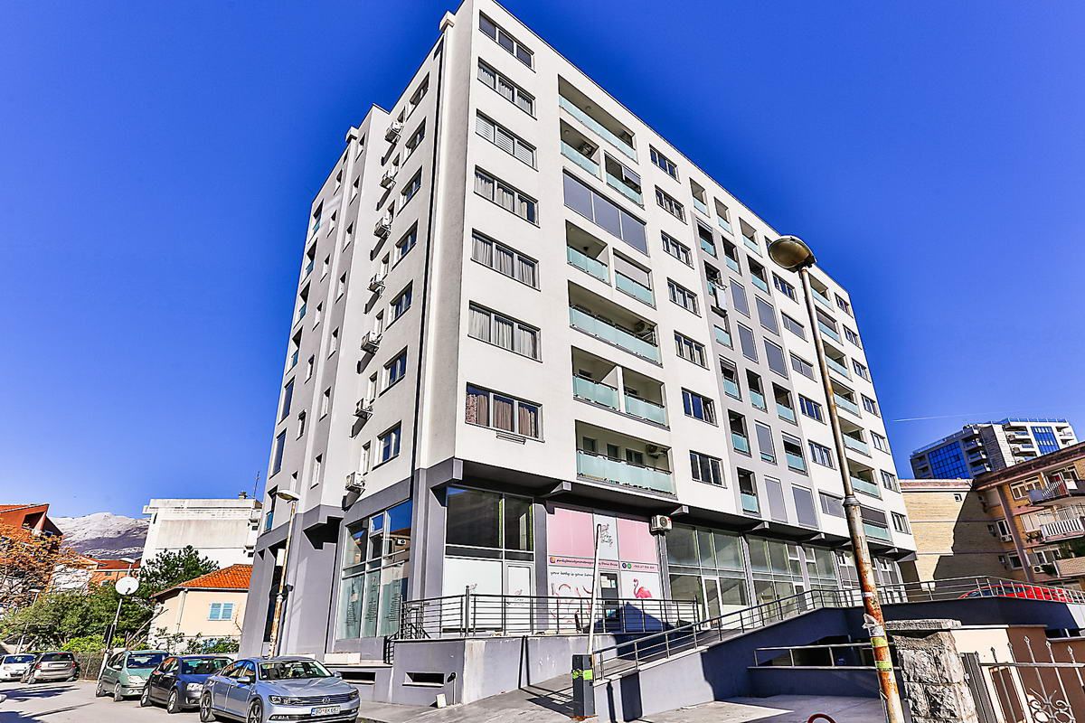 Trosoban stan 94m2 u strogom centru Budve u neposrednoj blizini TQ Plaze - Amfora Real Estate