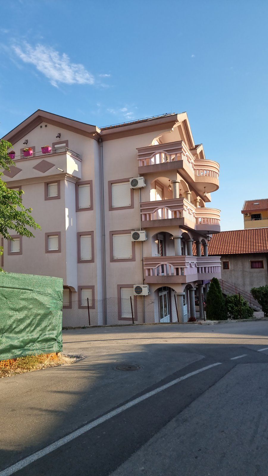 Prostrana kuća 750m2,Maine-Budva - Amfora Real Estate