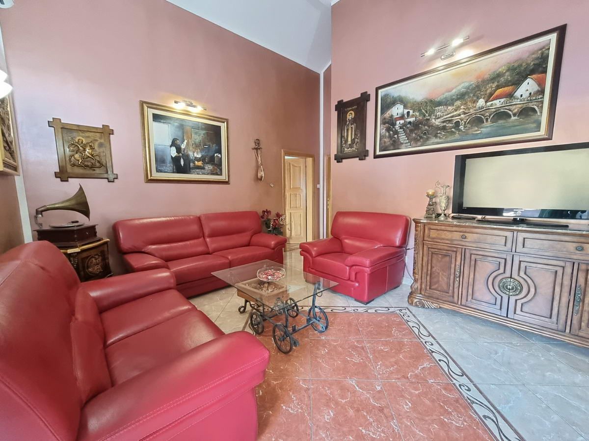 Prostrana kuća 750m2,Maine-Budva - Amfora Real Estate