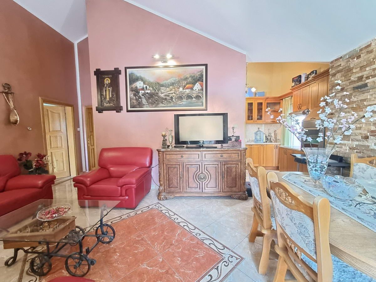 Prostrana kuća 750m2,Maine-Budva - Amfora Real Estate