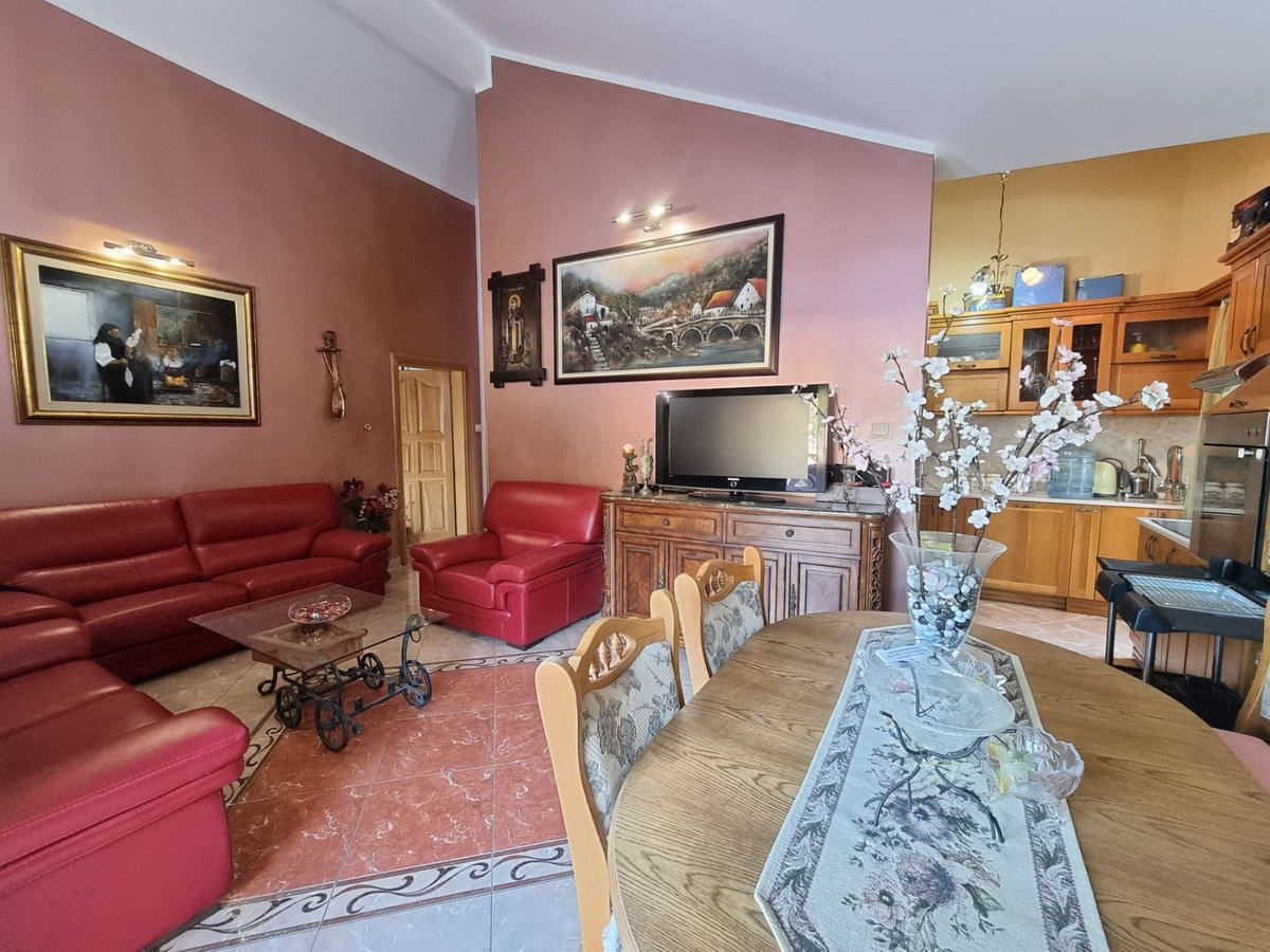 Prostrana kuća 750m2,Maine-Budva - Amfora Real Estate