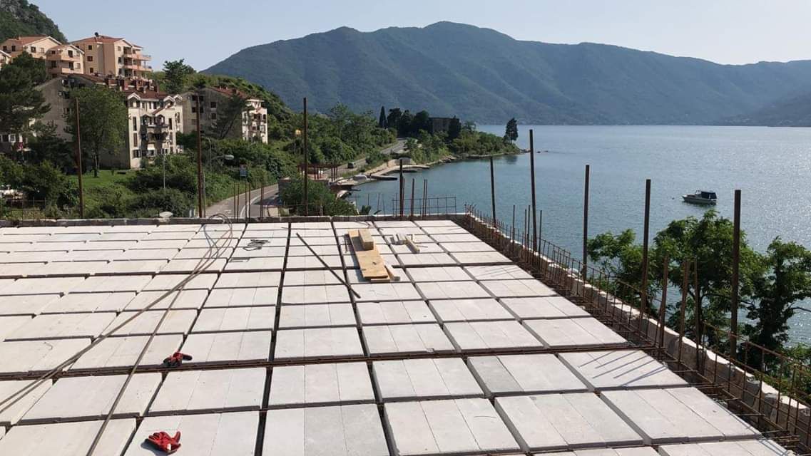 Plac 2500m2 sa objektom 2000m2 na samoj obali mora.Risan - Amfora Real Estate