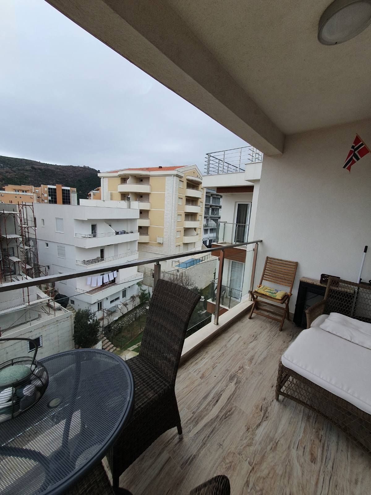 Jednosoban stan sa 51m2 + 57m2 krovna terasa sa đakuzijem i panoramskim pogledom na more,Becici-Sunny Side - Amfora Real Estate