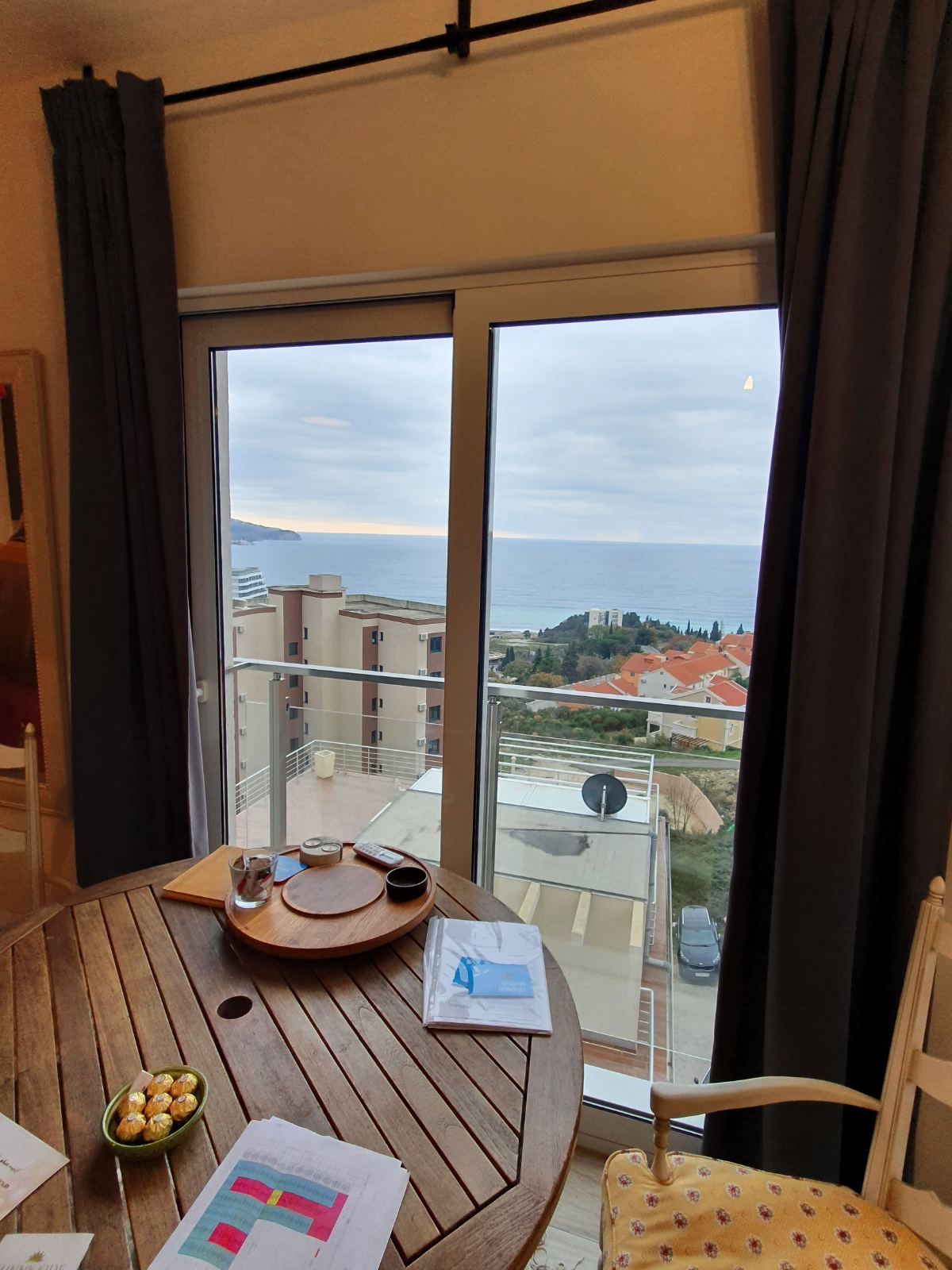 Jednosoban stan sa 51m2 + 57m2 krovna terasa sa đakuzijem i panoramskim pogledom na more,Becici-Sunny Side - Amfora Real Estate