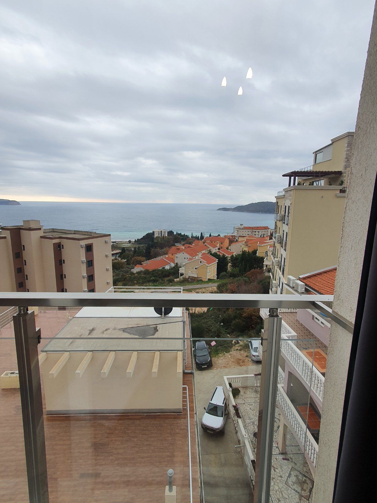 Jednosoban stan sa 51m2 + 57m2 krovna terasa sa đakuzijem i panoramskim pogledom na more,Becici-Sunny Side - Amfora Real Estate