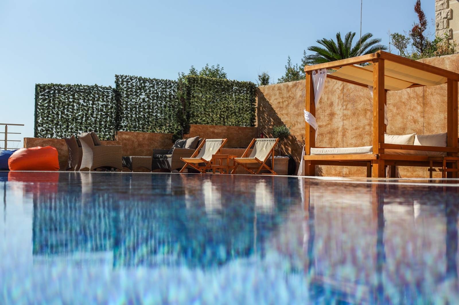 Jednosoban stan sa 51m2 + 57m2 krovna terasa sa đakuzijem i panoramskim pogledom na more,Becici-Sunny Side - Amfora Real Estate