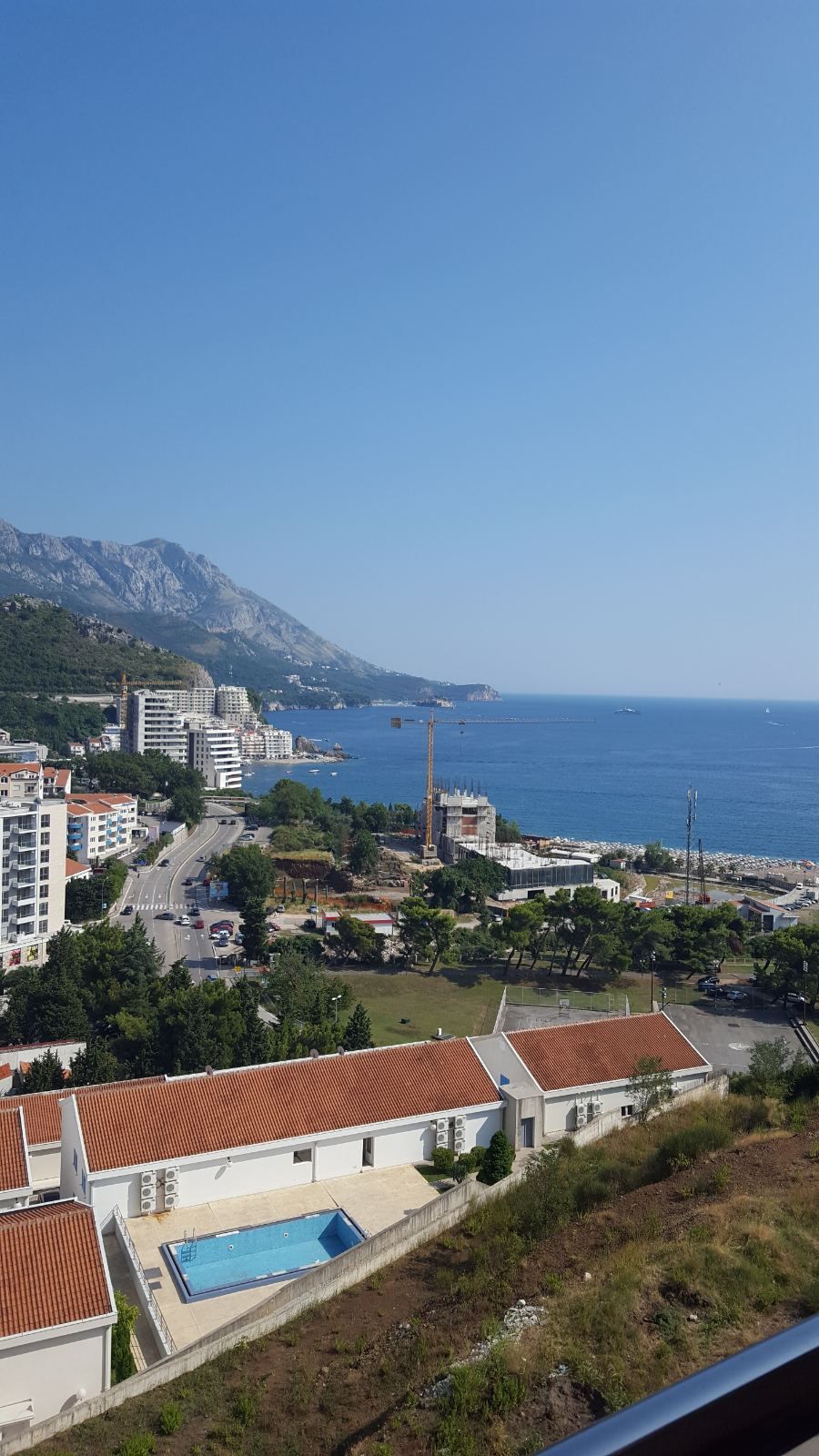 Jednosoban stan sa 51m2 + 57m2 krovna terasa sa đakuzijem i panoramskim pogledom na more,Becici-Sunny Side - Amfora Real Estate