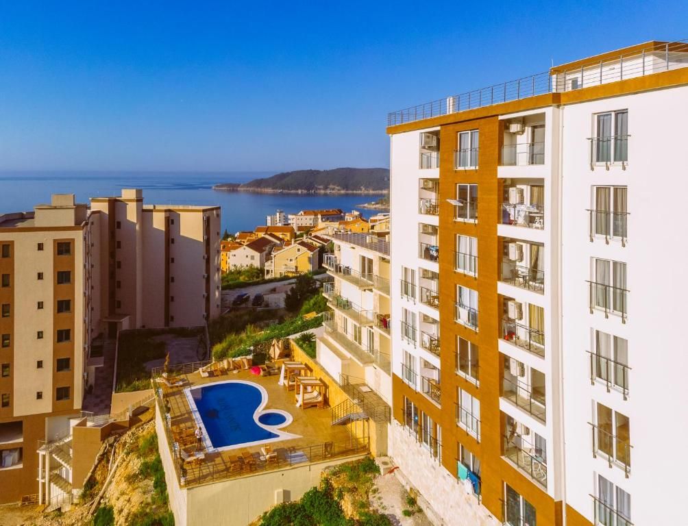 Jednosoban stan sa 51m2 + 57m2 krovna terasa sa đakuzijem i panoramskim pogledom na more,Becici-Sunny Side - Amfora Real Estate