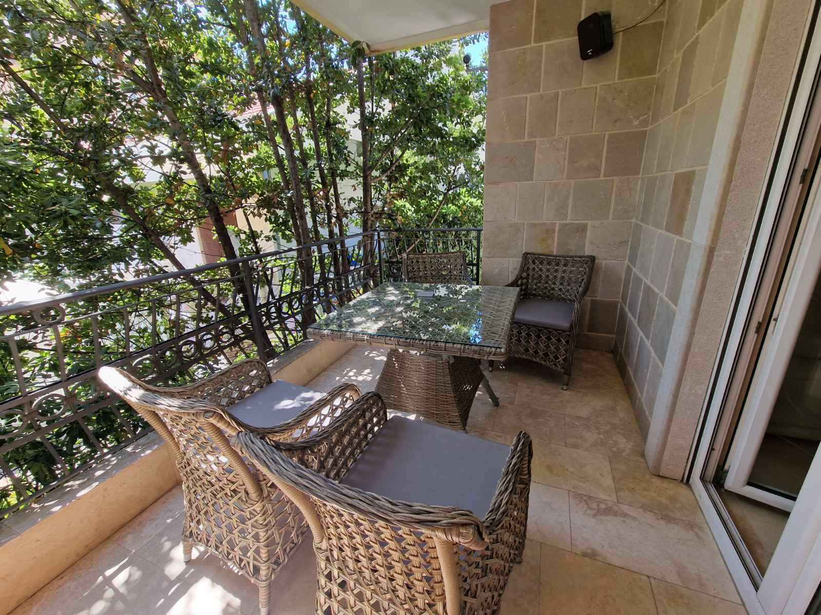 Luksuzan trosoban stan 100m2 ,u blizini hotela Splendid (Budva-Becici) - Amfora Real Estate