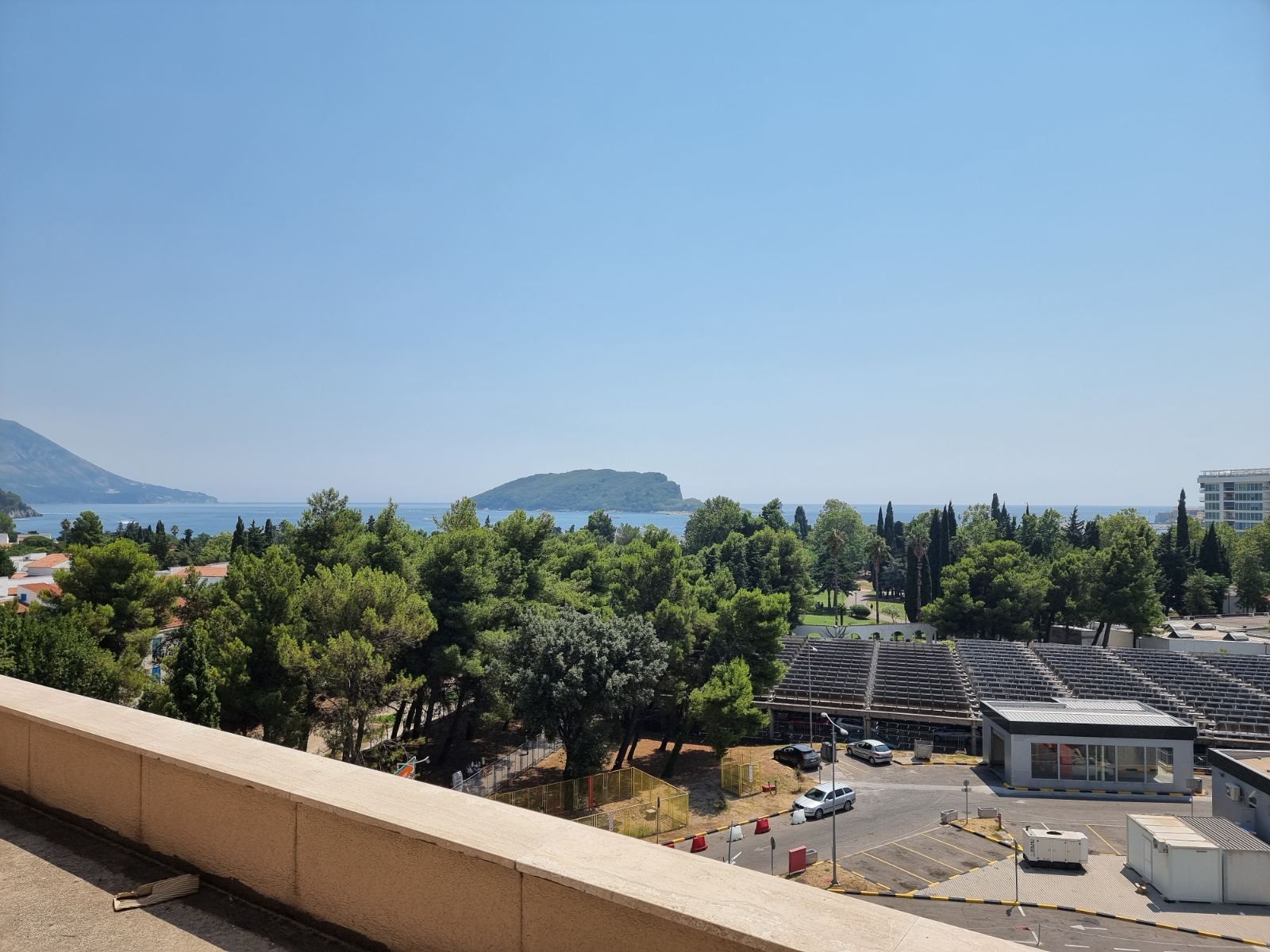 Dvosoban stan 100m2 sa pogledom na more,na fantastičnoj lokaciji na bulevaru Jadranski put u Budvi. - Amfora Real Estate