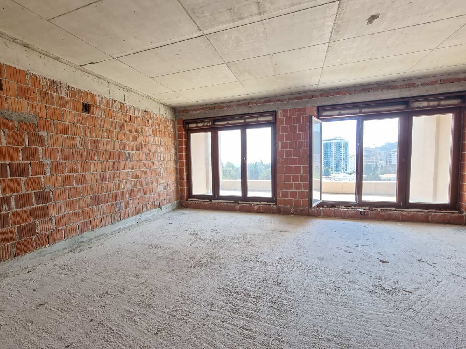 Dvosoban stan 100m2 sa pogledom na more,na fantastičnoj lokaciji na bulevaru Jadranski put u Budvi. - Amfora Real Estate