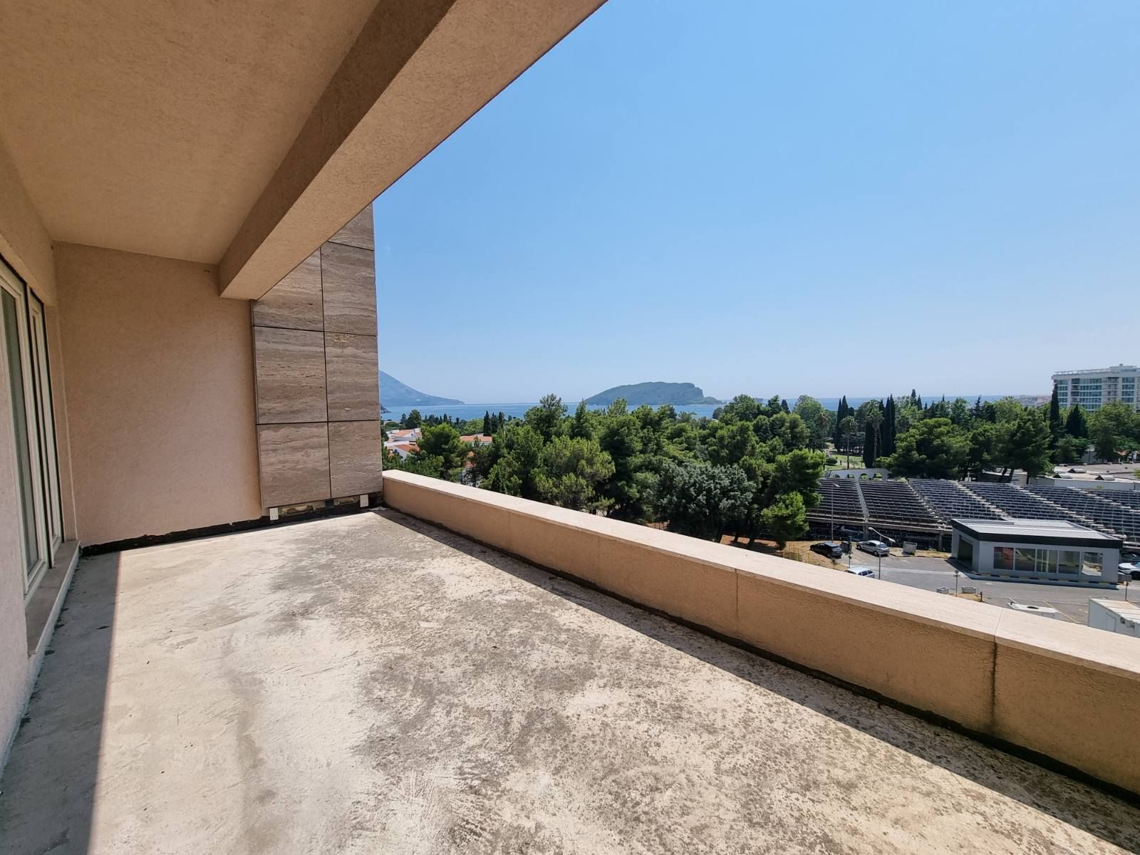 Dvosoban stan 100m2 sa pogledom na more,na fantastičnoj lokaciji na bulevaru Jadranski put u Budvi. - Amfora Real Estate