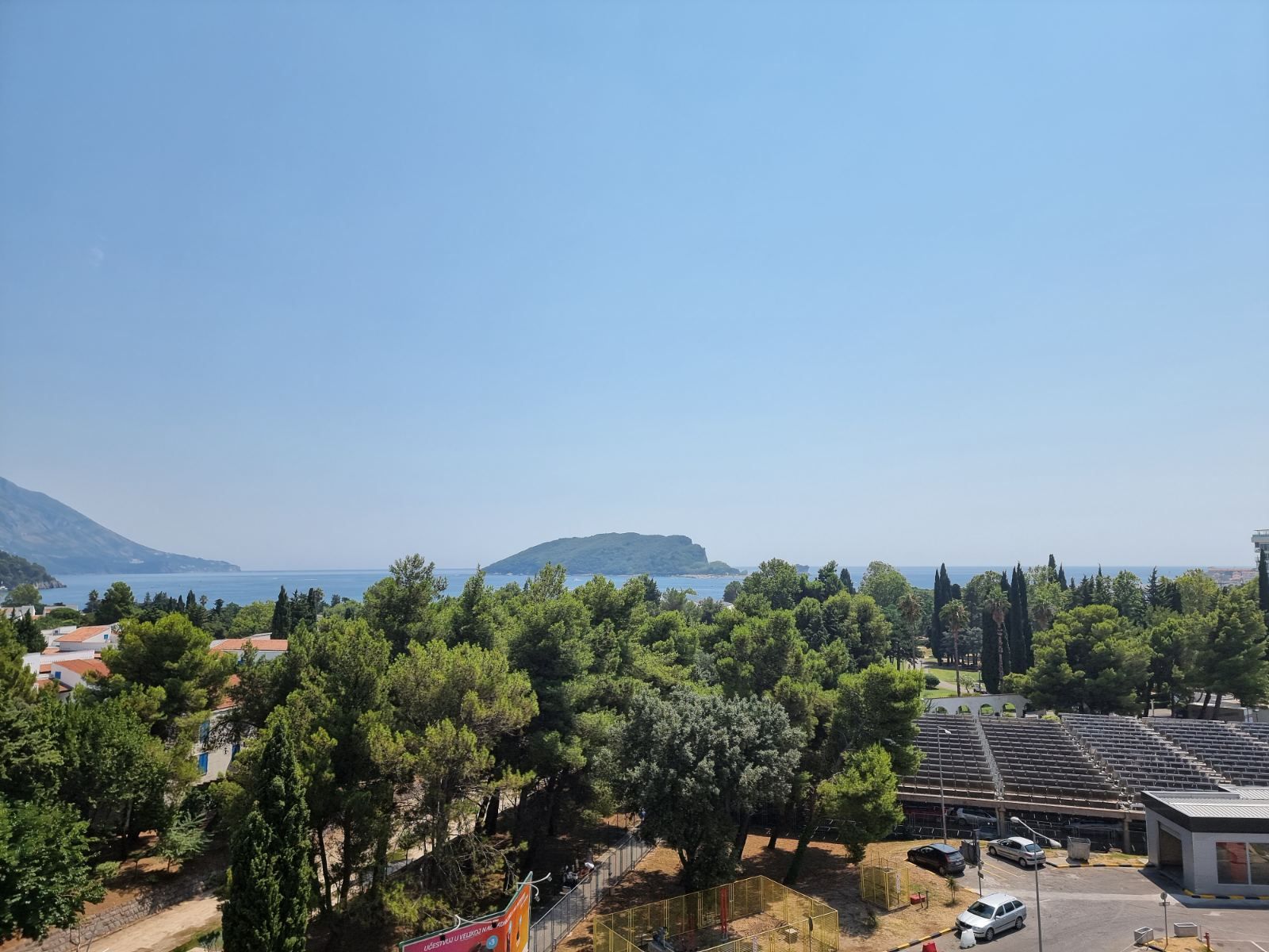 Dvosoban stan 100m2 sa pogledom na more,na fantastičnoj lokaciji na bulevaru Jadranski put u Budvi. - Amfora Real Estate