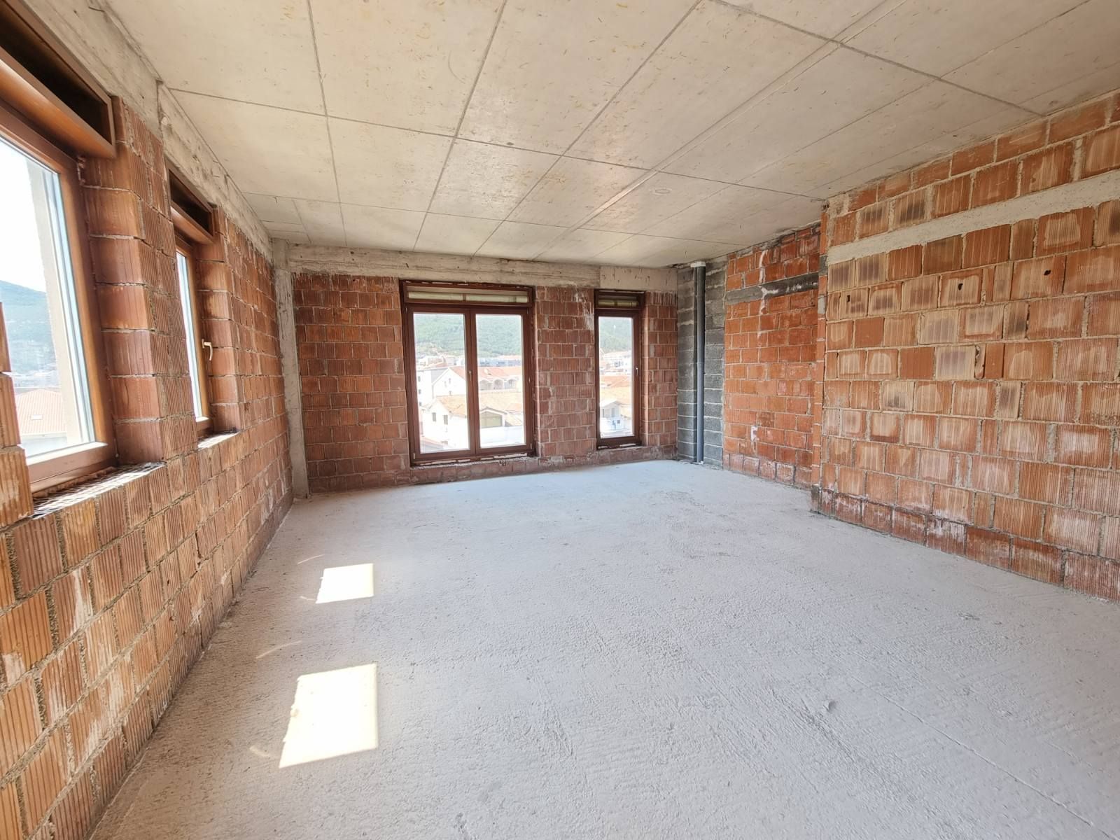 Dvosoban stan 100m2 sa pogledom na more,na fantastičnoj lokaciji na bulevaru Jadranski put u Budvi. - Amfora Real Estate