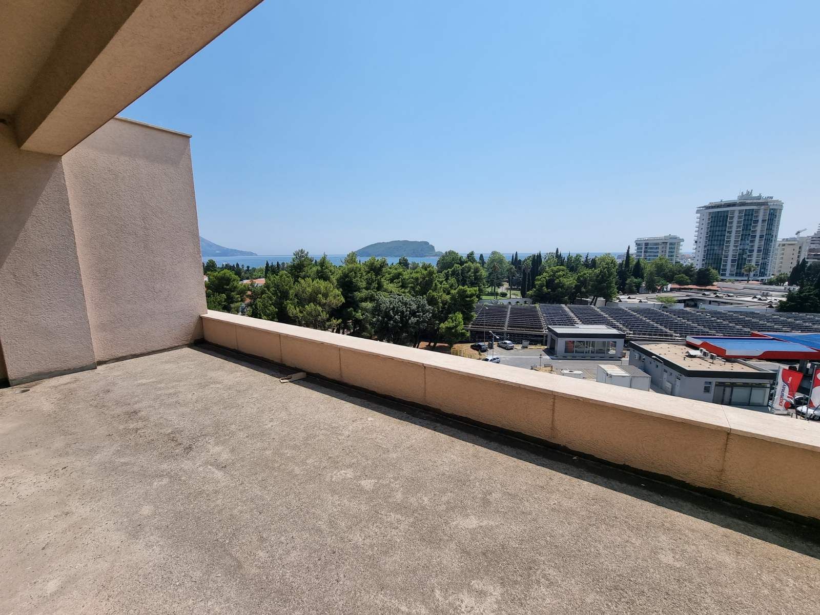 Dvosoban stan 100m2 sa pogledom na more,na fantastičnoj lokaciji na bulevaru Jadranski put u Budvi. - Amfora Real Estate