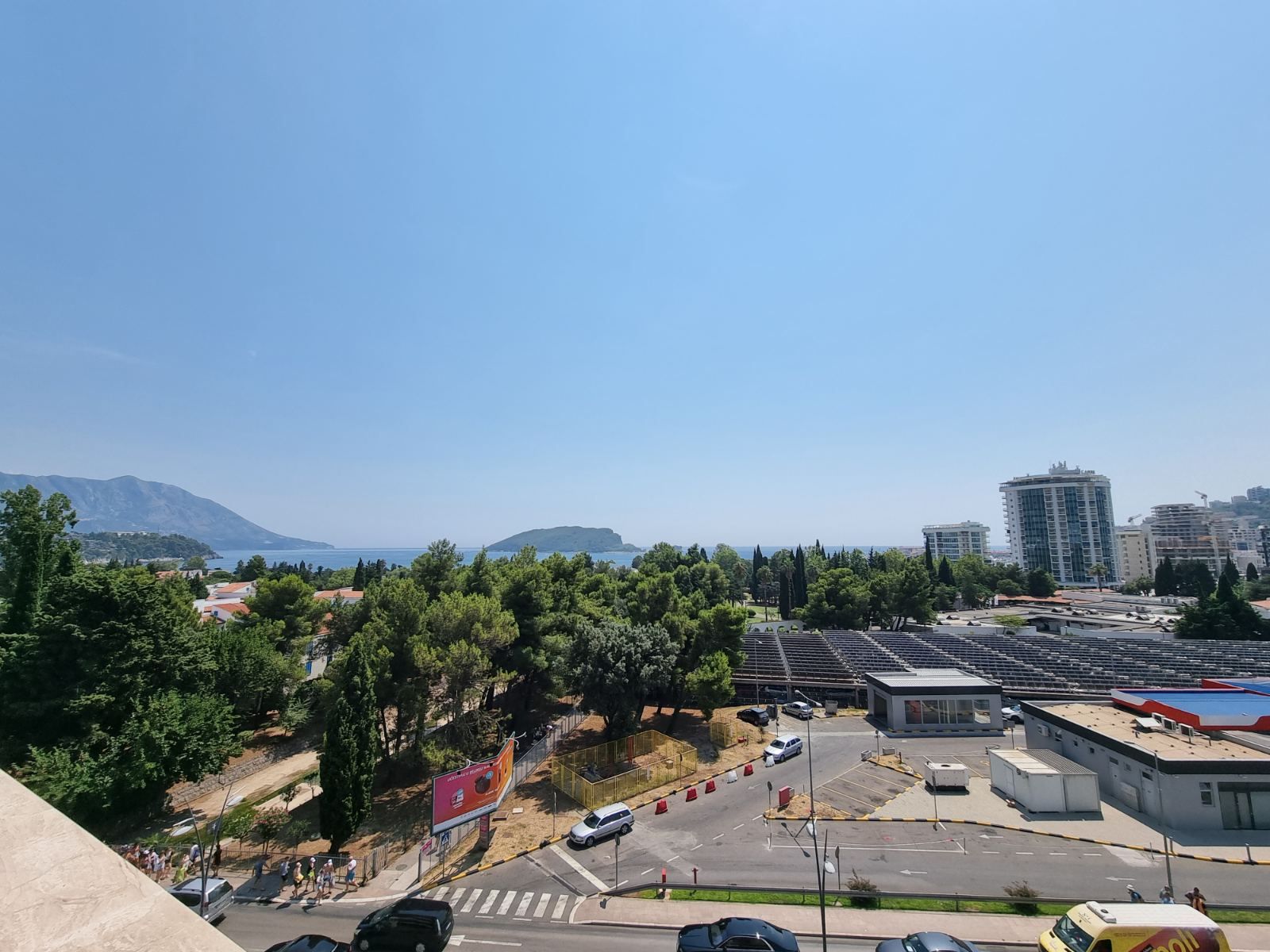 Dvosoban stan 100m2 sa pogledom na more,na fantastičnoj lokaciji na bulevaru Jadranski put u Budvi. - Amfora Real Estate