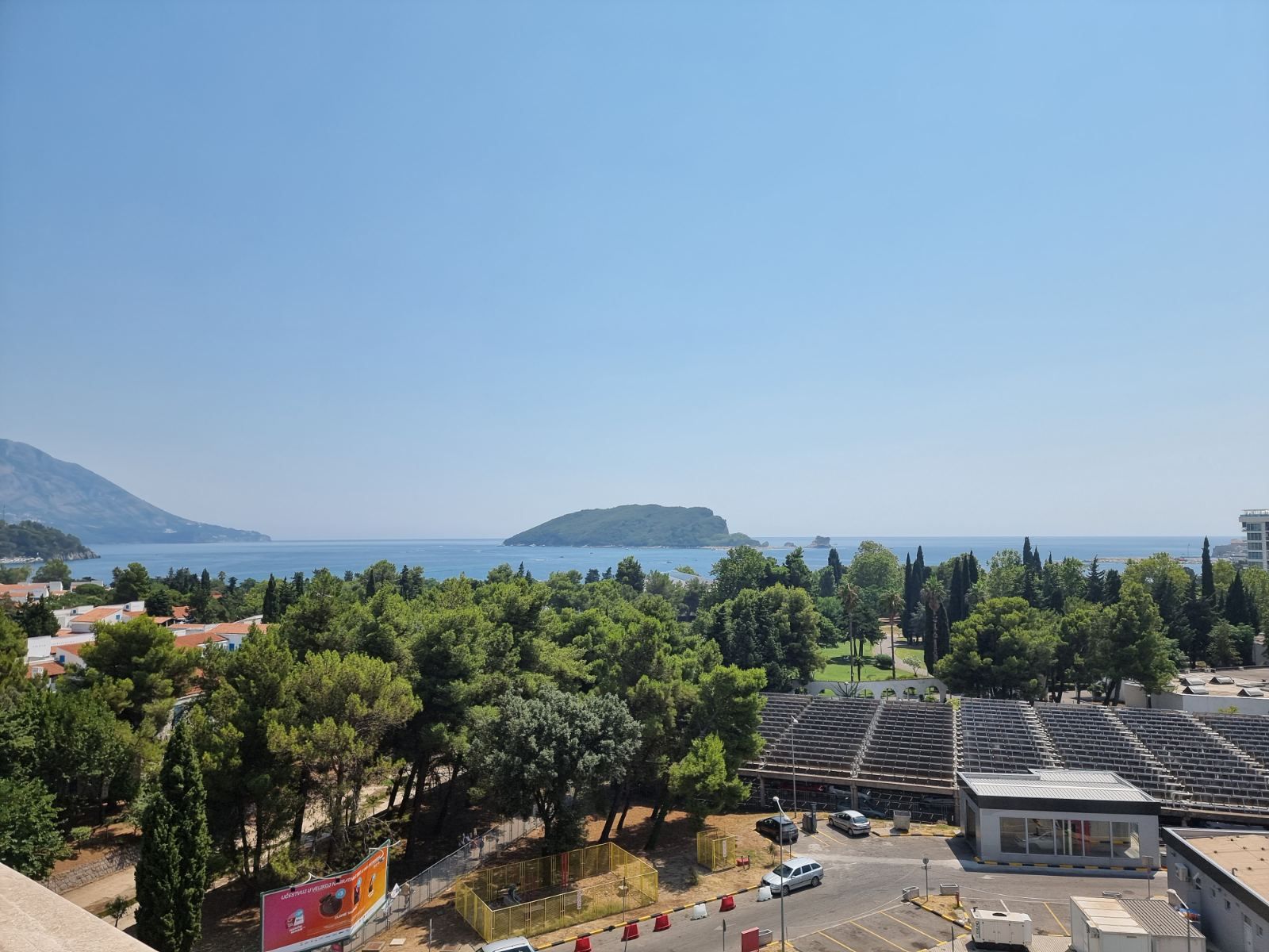 Dvosoban stan 100m2 sa pogledom na more,na fantastičnoj lokaciji na bulevaru Jadranski put u Budvi. - Amfora Real Estate