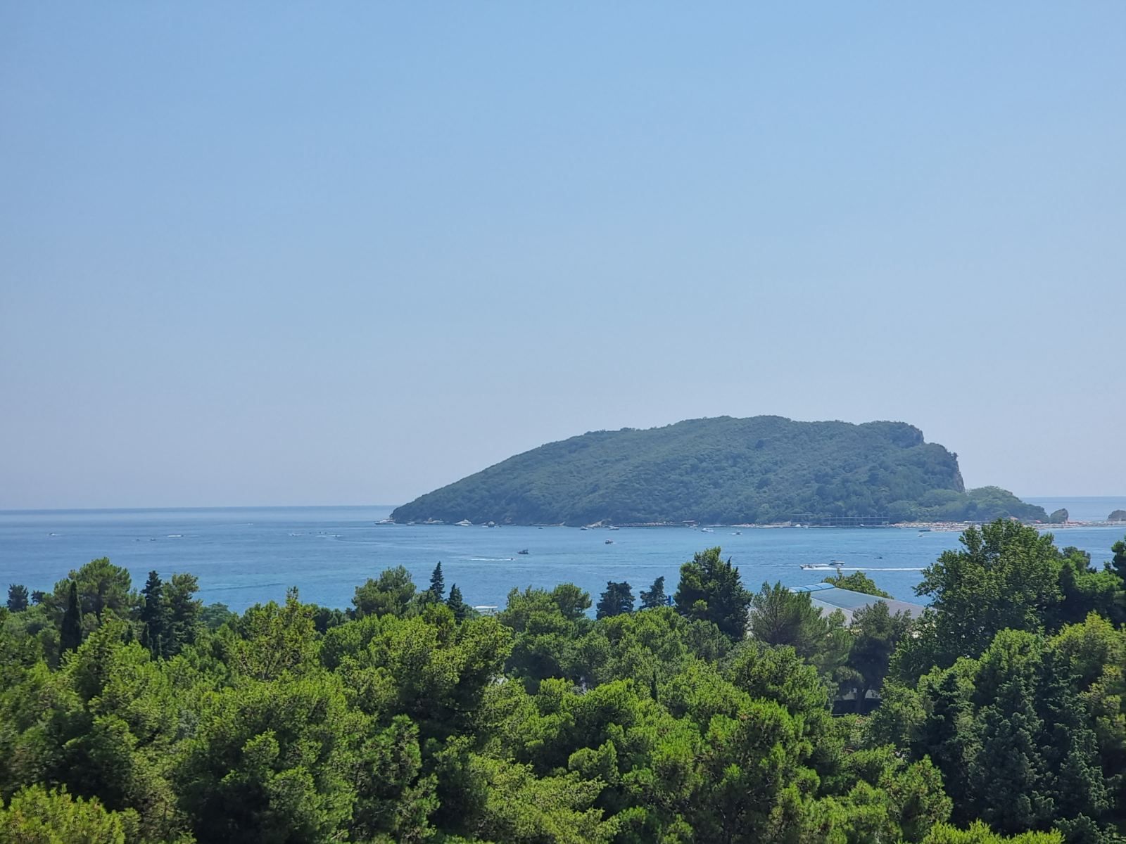 Dvosoban stan 140m2 sa pogledom na more,na fantastičnoj lokaciji na bulevaru Jadranski put u Budvi. - Amfora Real Estate