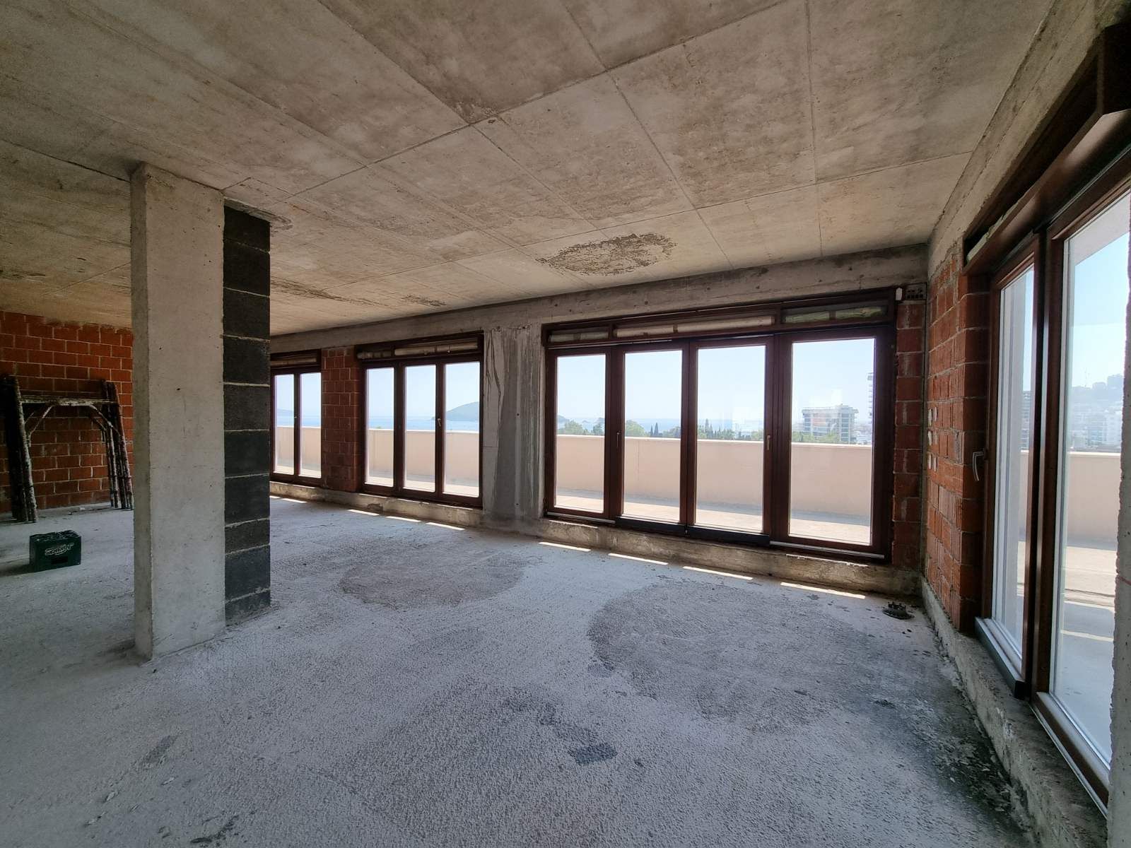 Dvosoban stan 140m2 sa pogledom na more,na fantastičnoj lokaciji na bulevaru Jadranski put u Budvi. - Amfora Real Estate