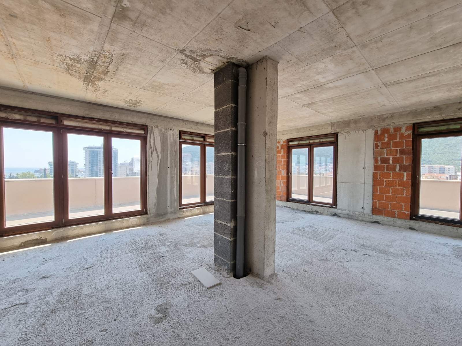 Dvosoban stan 140m2 sa pogledom na more,na fantastičnoj lokaciji na bulevaru Jadranski put u Budvi. - Amfora Real Estate