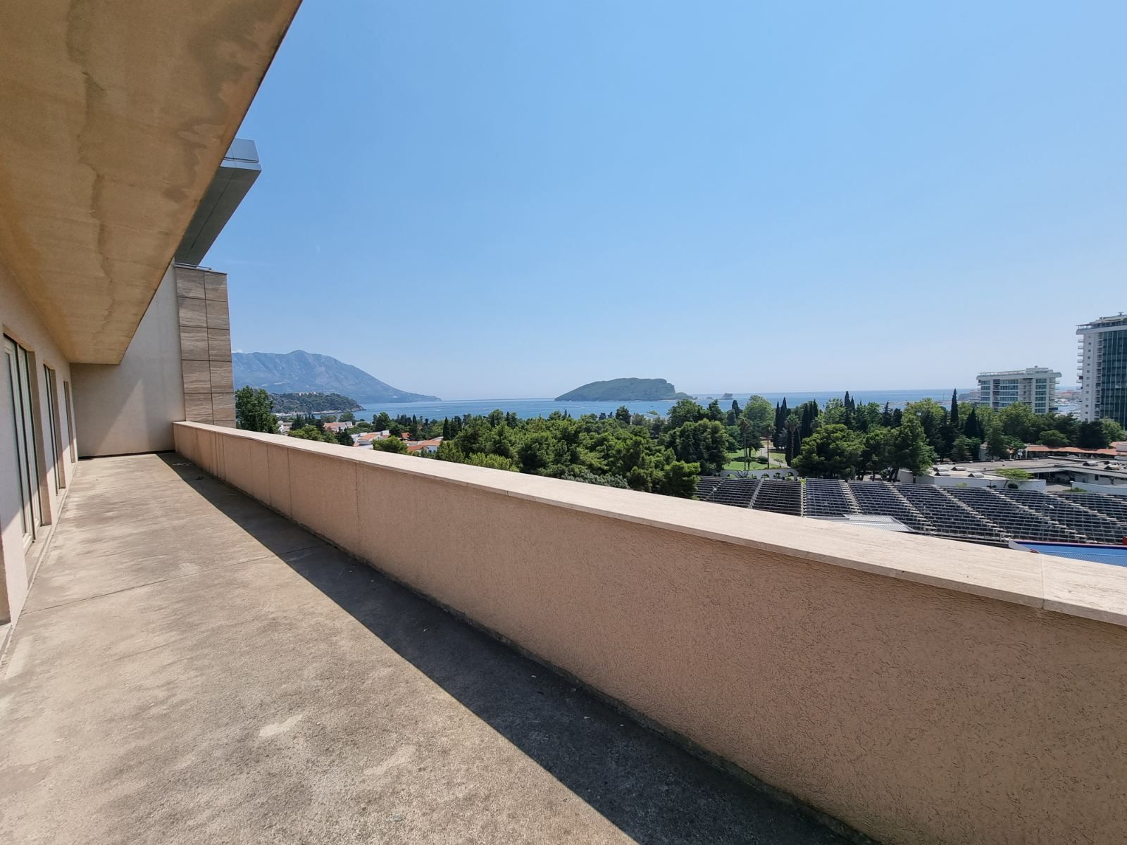 Dvosoban stan 140m2 sa pogledom na more,na fantastičnoj lokaciji na bulevaru Jadranski put u Budvi. - Amfora Real Estate