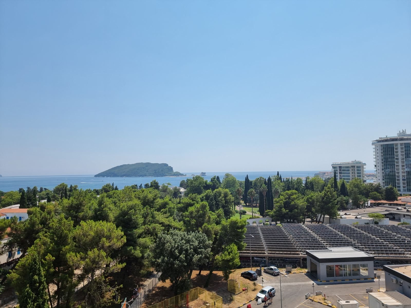 Dvosoban stan 140m2 sa pogledom na more,na fantastičnoj lokaciji na bulevaru Jadranski put u Budvi. - Amfora Real Estate