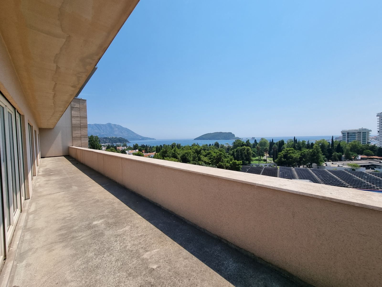 Dvosoban penthouse 225m2 sa pogledom na more,na fantastičnoj lokaciji na bulevaru Jadranski put u Budvi. - Amfora Real Estate