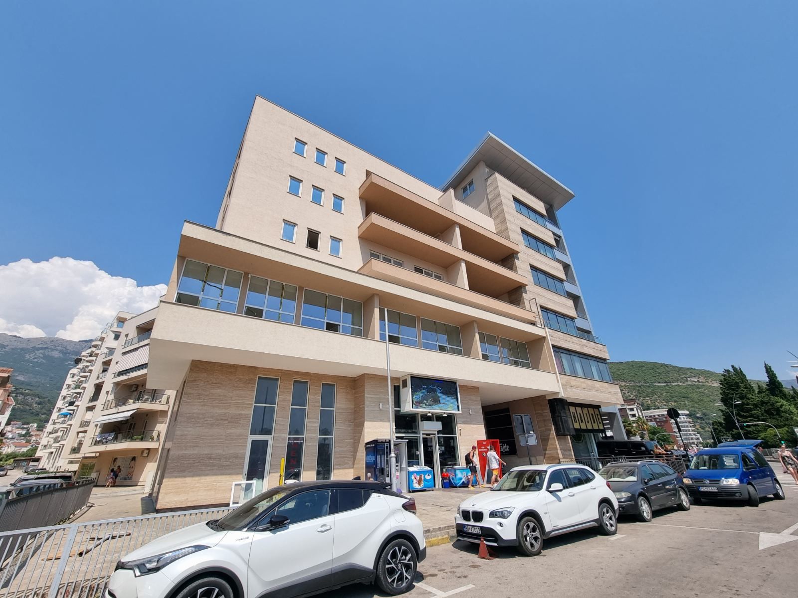 Dvosoban penthouse 225m2 sa pogledom na more,na fantastičnoj lokaciji na bulevaru Jadranski put u Budvi. - Amfora Real Estate