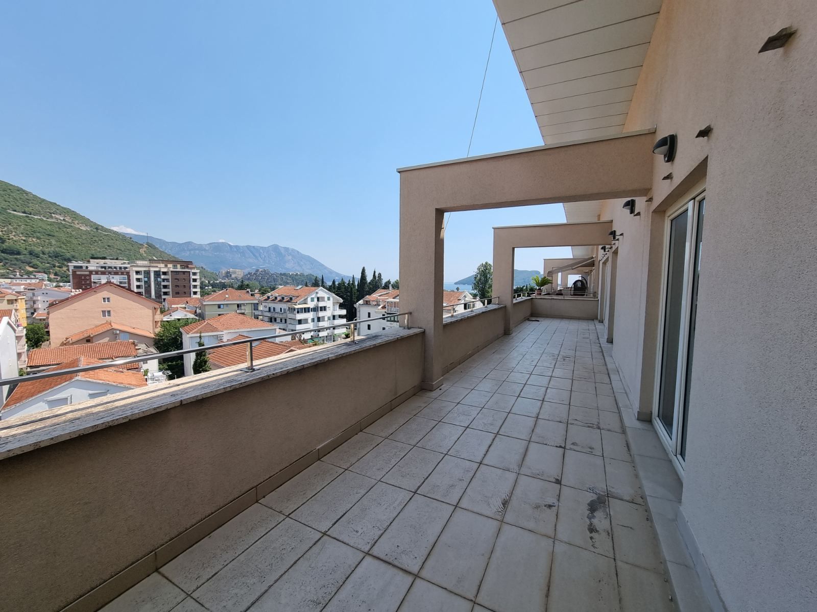 Dvosoban penthouse 225m2 sa pogledom na more,na fantastičnoj lokaciji na bulevaru Jadranski put u Budvi. - Amfora Real Estate