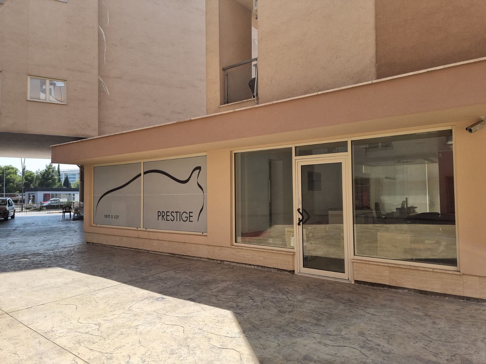 Opremljen poslovni prostor 63m2 ,na fantastičnoj lokaciji na bulevaru Jadranski put u Budvi. - Amfora Real Estate